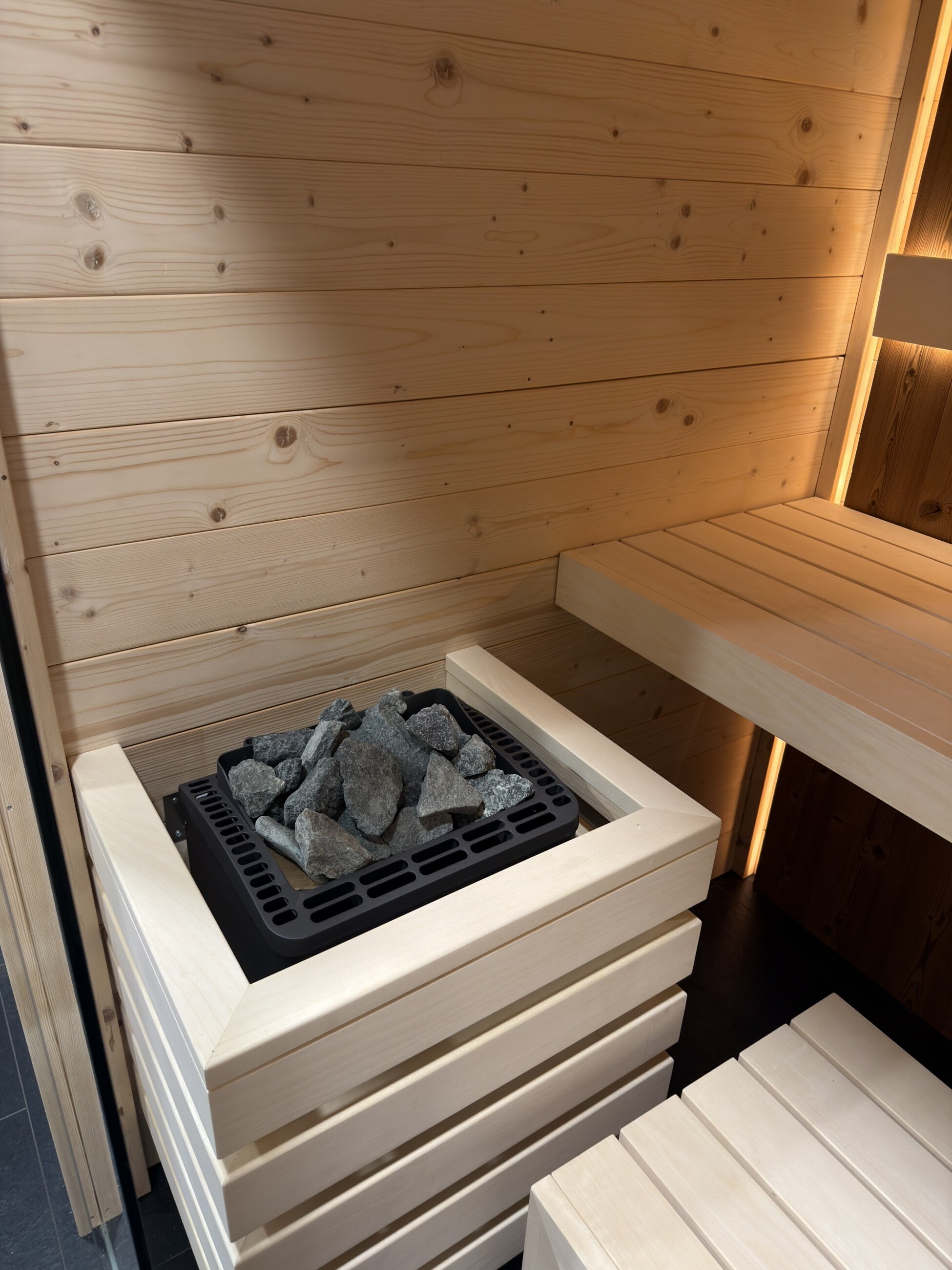 Finnische Sauna aus masivem Fichtenholz im Sauna Outlet von Deisl