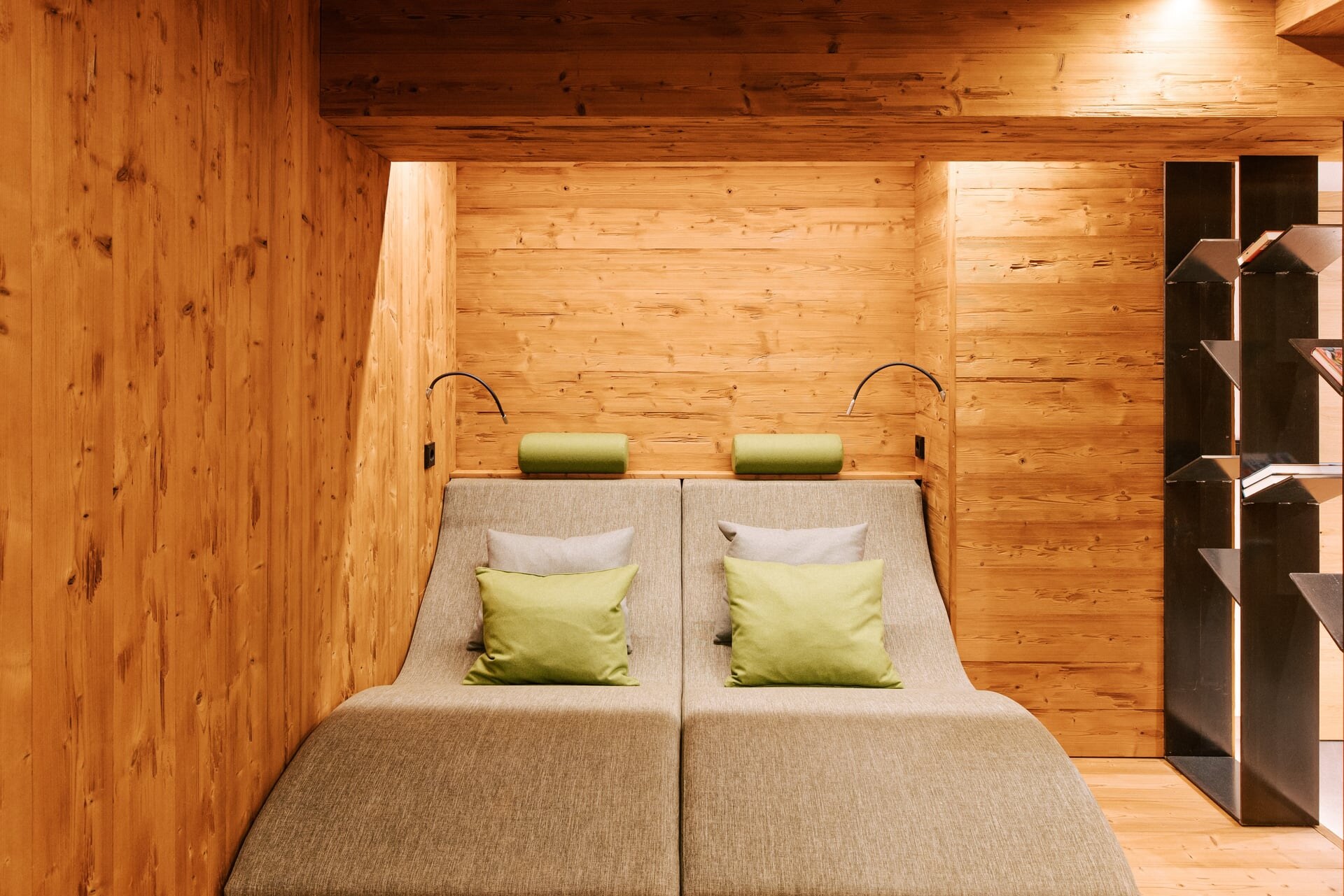 Breite Leseliegen im Ruhebereich eines modernen Private Spa in rustikalem Design.